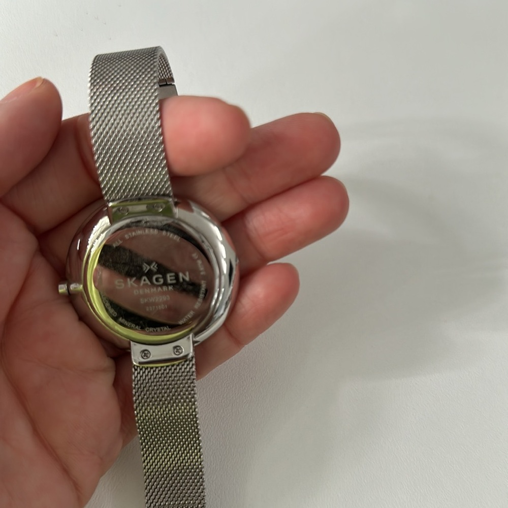 Skagen stainless steel silver & blue adjustable band watch. Used, no battery. - Picture 4 of 6